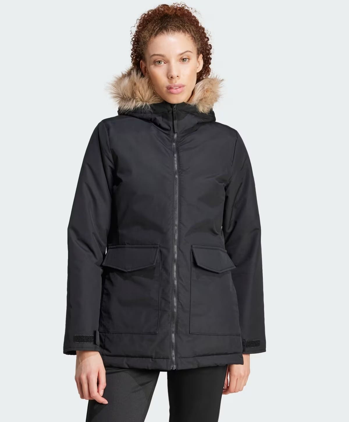 La nueva chaqueta tipo parka Paveric Fur en color negro de Adidas