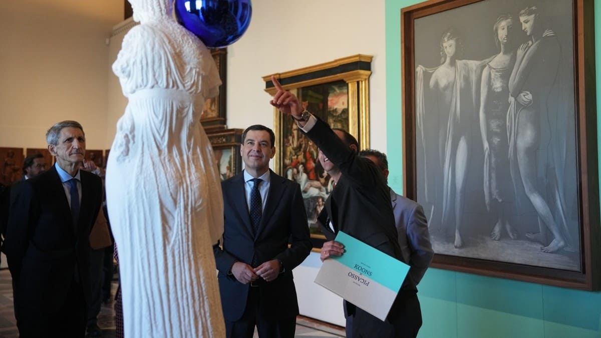 Juanma Moreno, durante su visita a la exposición 'Reflejos: Picasso y Koons en La Alhambra'