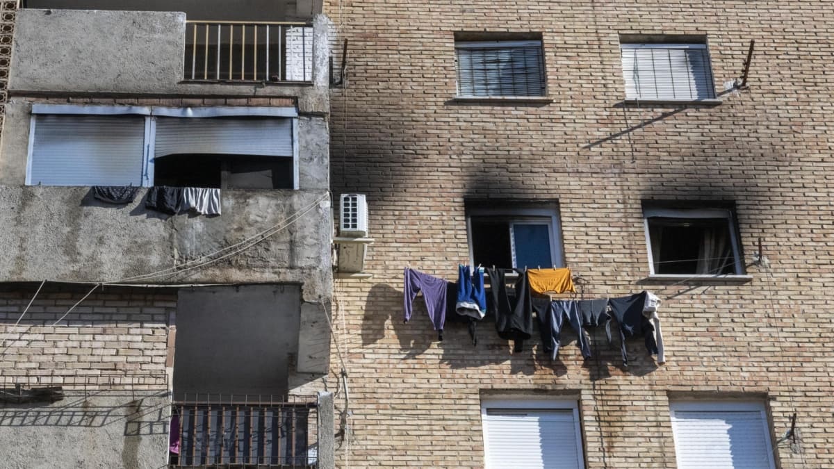 Fachada de una vivienda incendiada