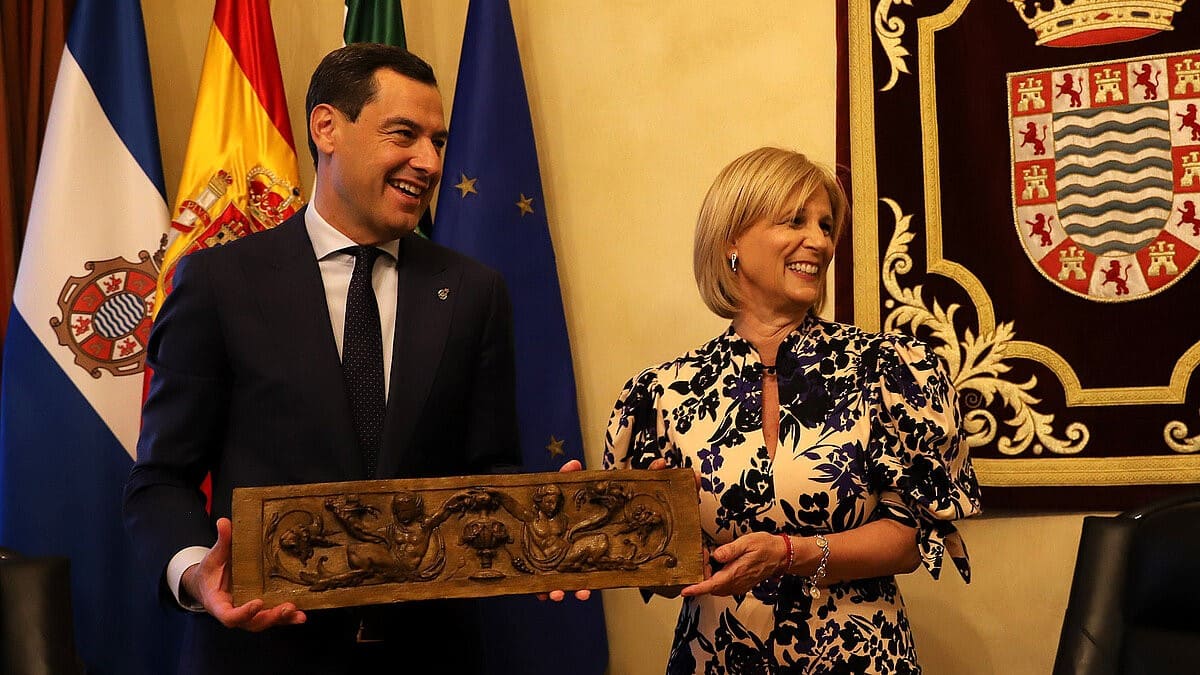 La alcaldesa de Jerez, María José García-Pelayo, junto al presidente de la Junta de Andalucía Juanma Moreno