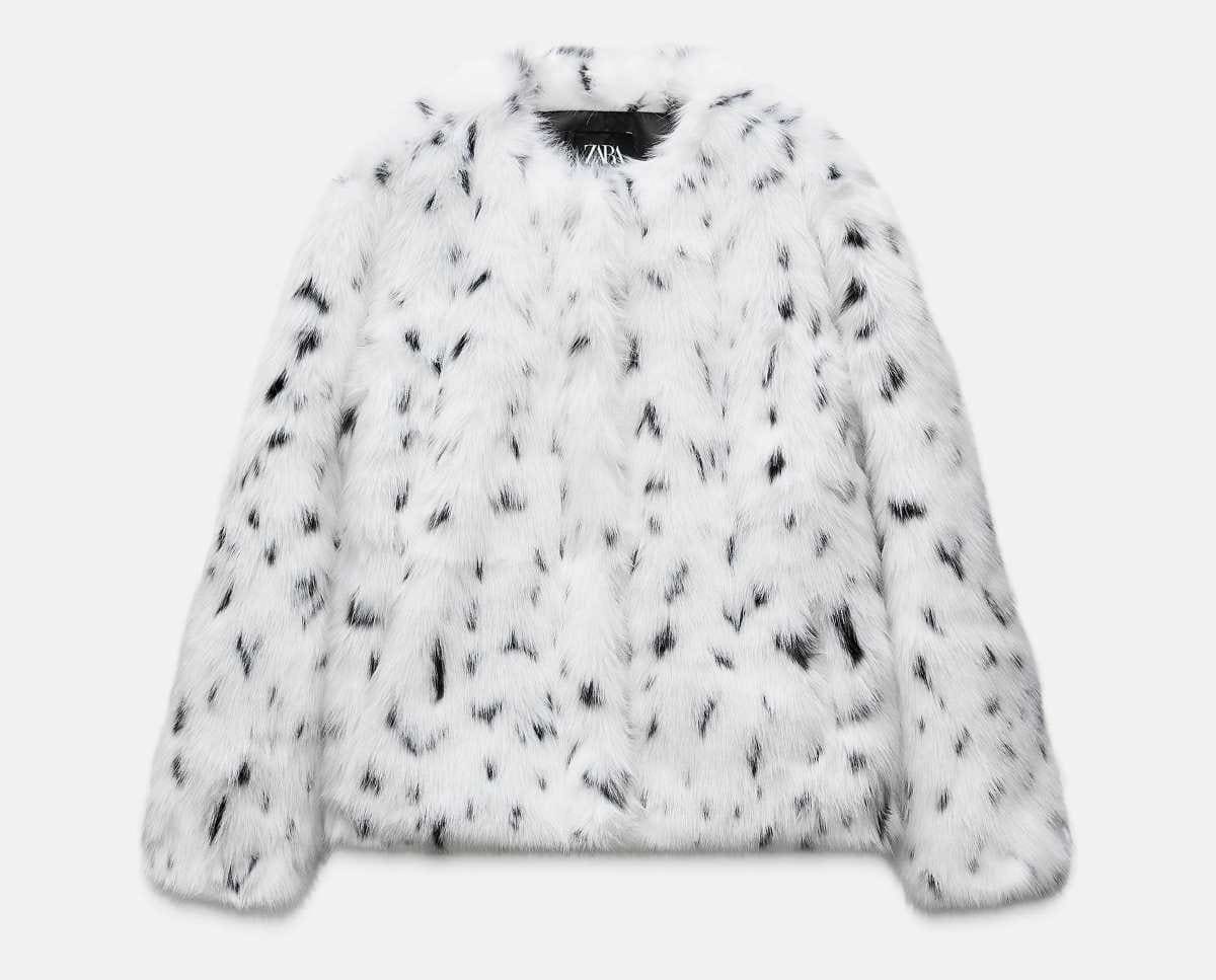 Abrigo corto efecto pelo estampado animal de Zara