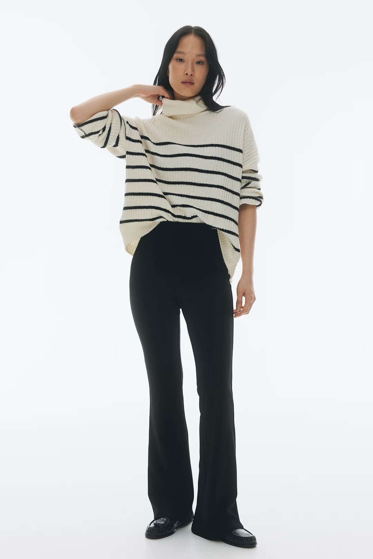 El pantalón tipo legging acampanado en color negro de H&M