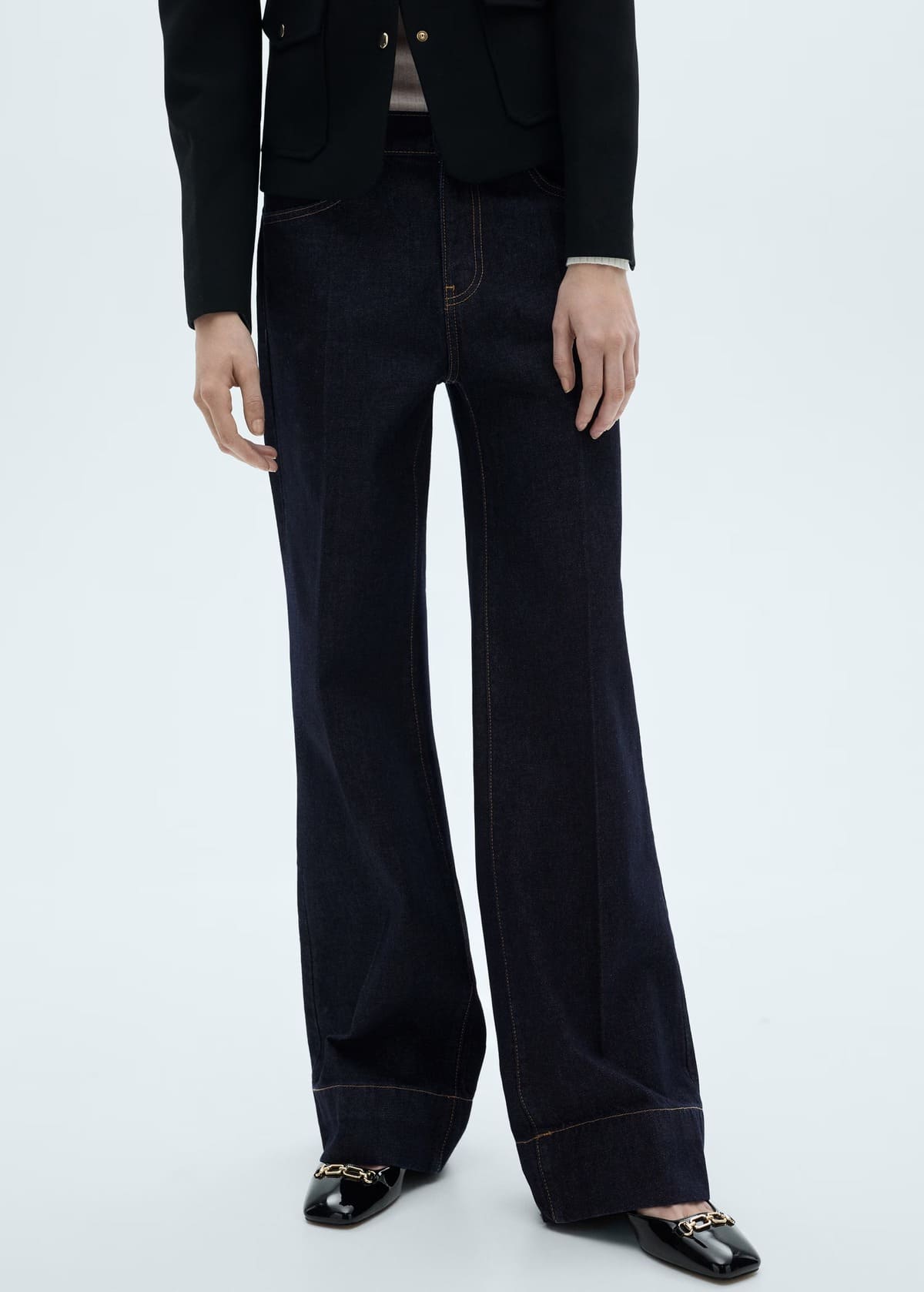 El pantalón tipo jean wideleg de tiro medio de Mango