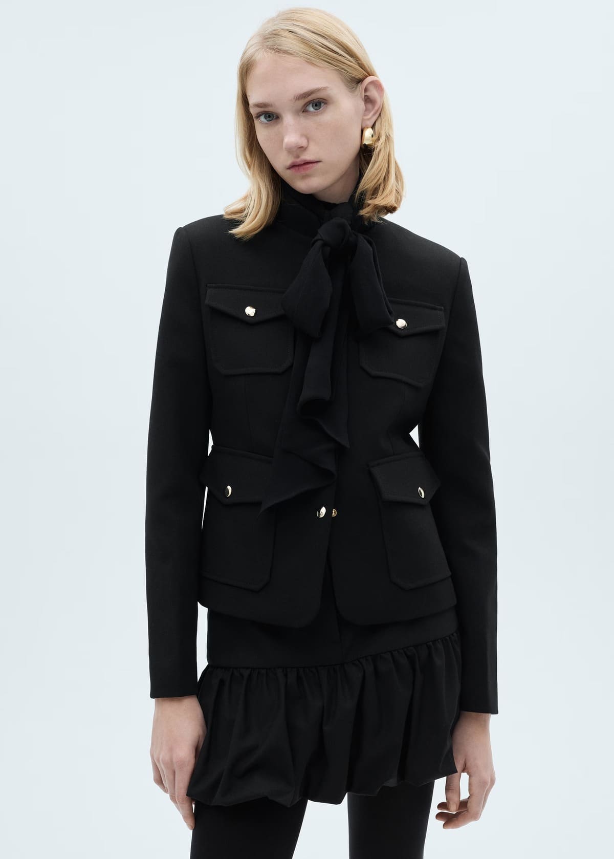 La minifalda volante globo en color negro de Mango