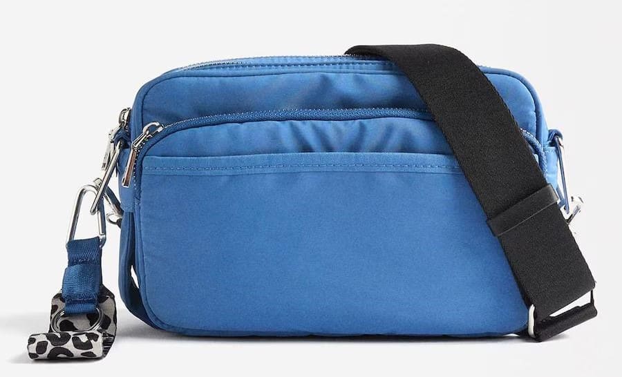 Bandolera con varios compartimentos y colgante extraíble