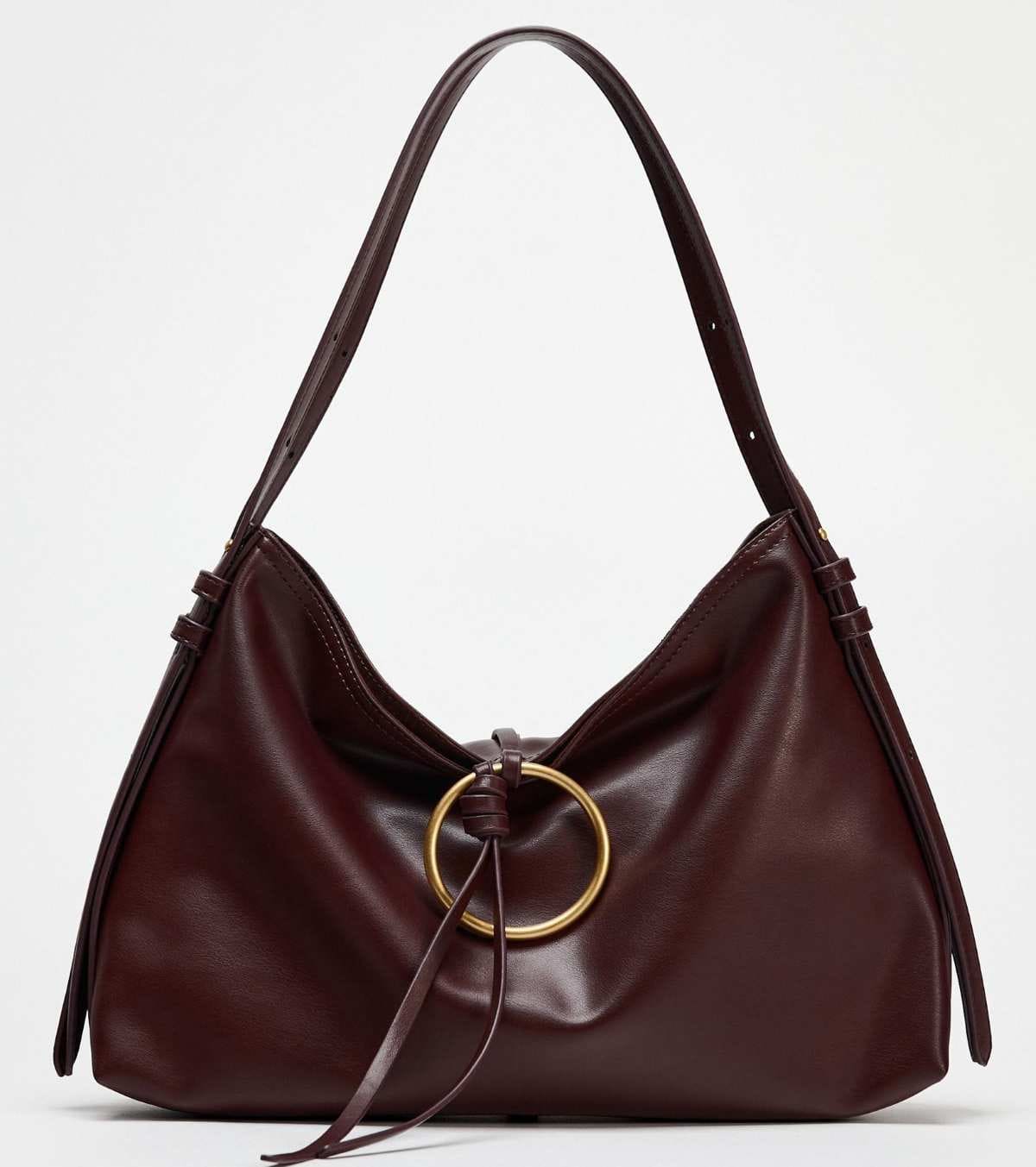 Saca de hombro detalle metálico de Zara