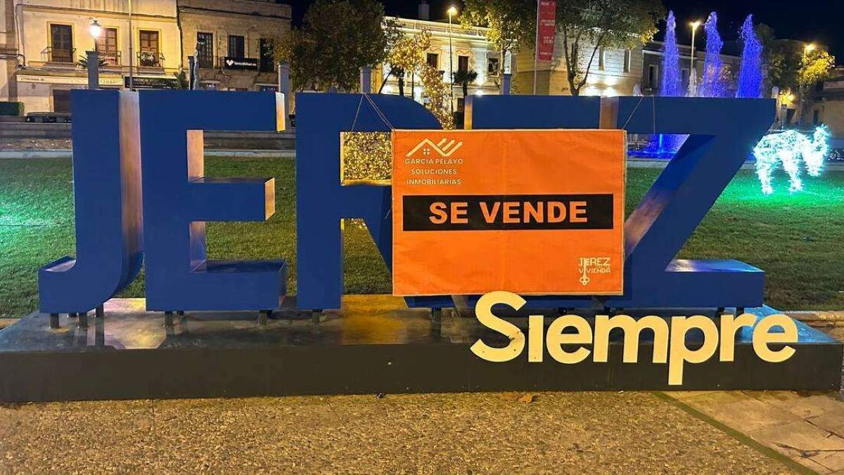Cartel de 'Se vende' en monumentos emblemáticos de Jerez