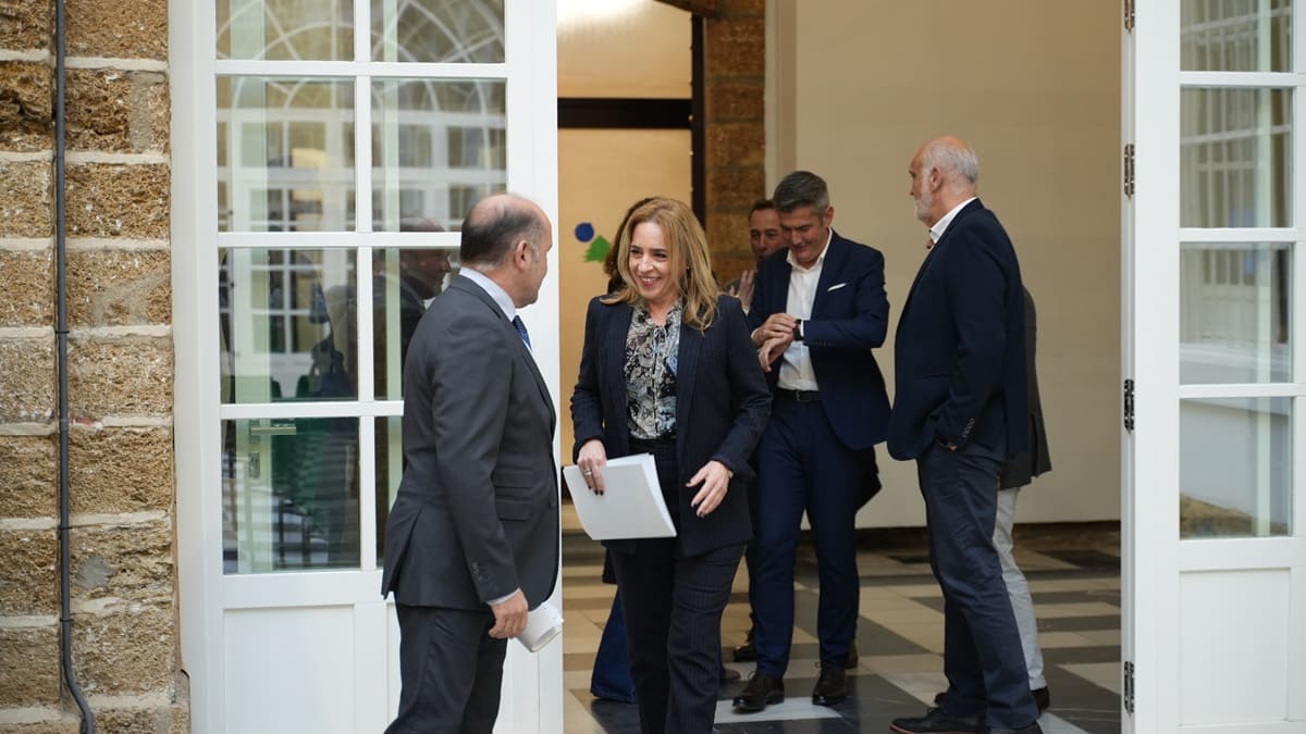 Almudena Martínez saluda a Juancho Ortiz | Cristo García