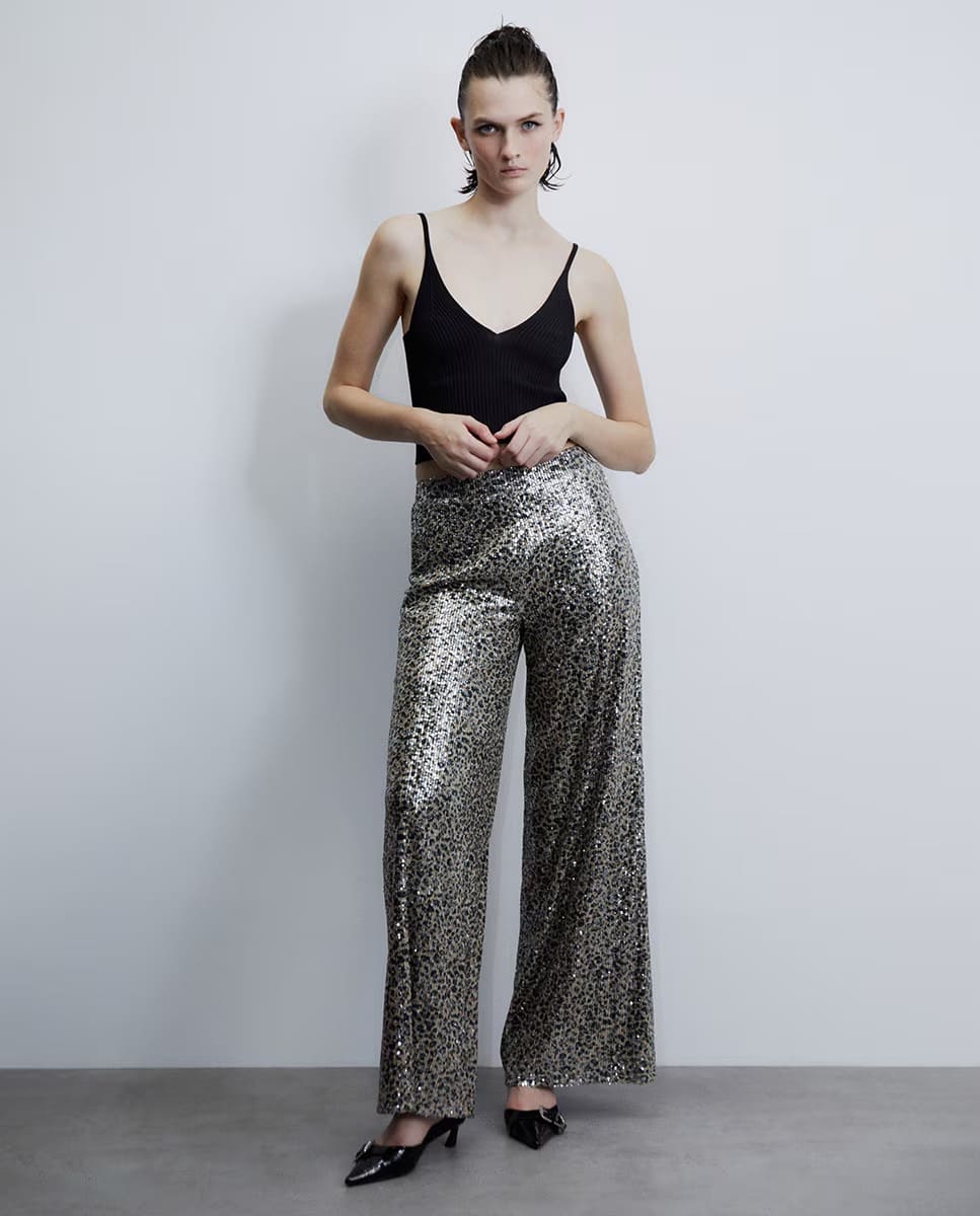 El pantalón con lentejuelas en color oro de Sfera en El Corte Inglés