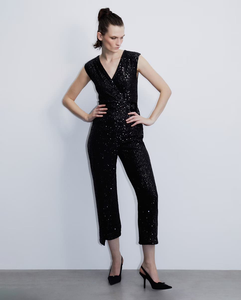 El mono de lentejuelas en color negro de Sfera en El Corte Inglés