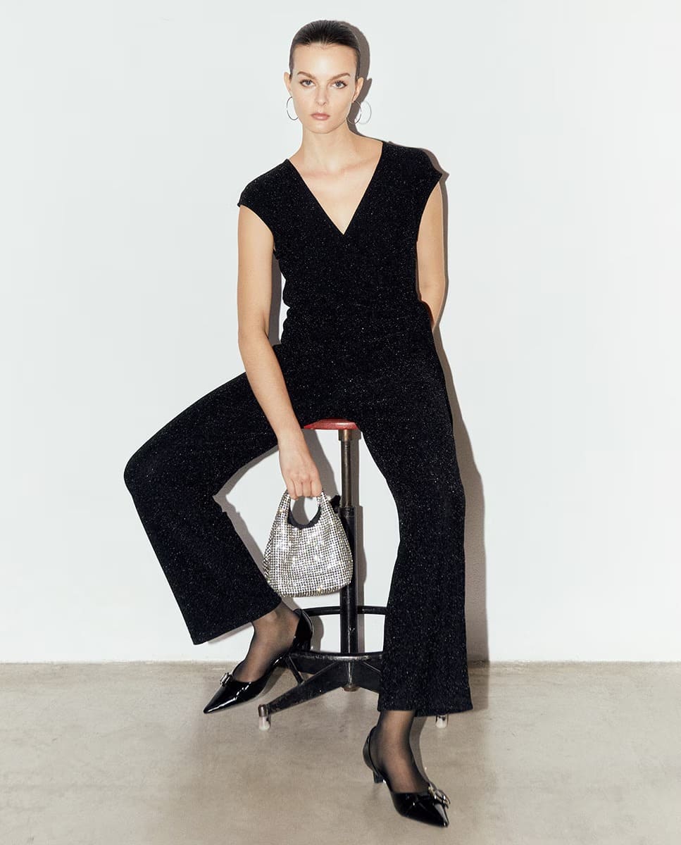 El mono con brillo en color negro de Sfera en El Corte Inglés