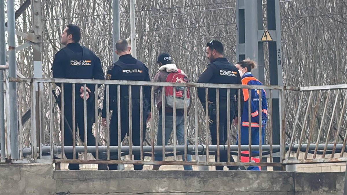 Hombre rescatado en la Estación de Tren de Jerez | Cristo García