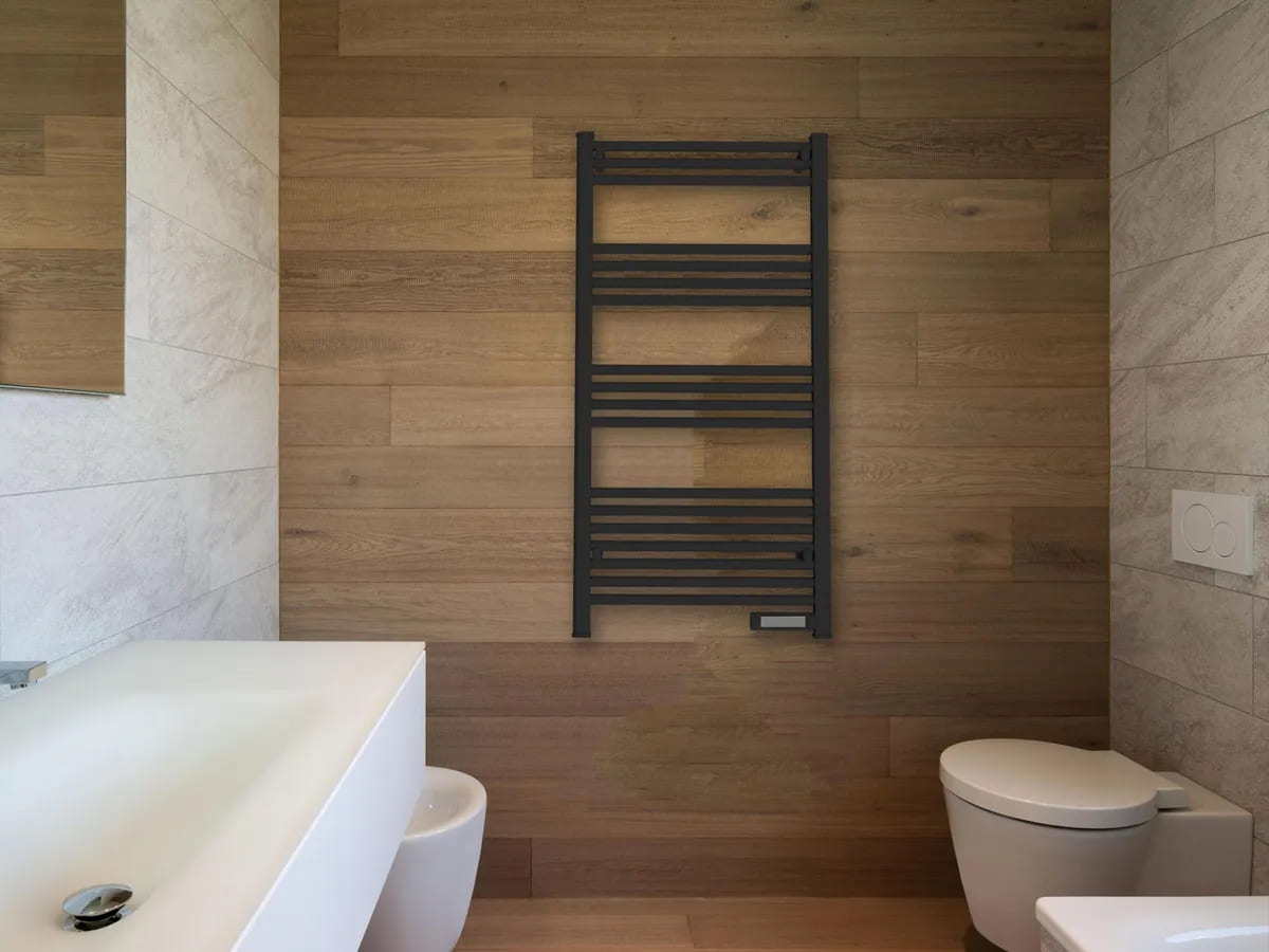 El radiador toallero eléctrico NTW 11B con 500 W en color negro de Leroy Merlin