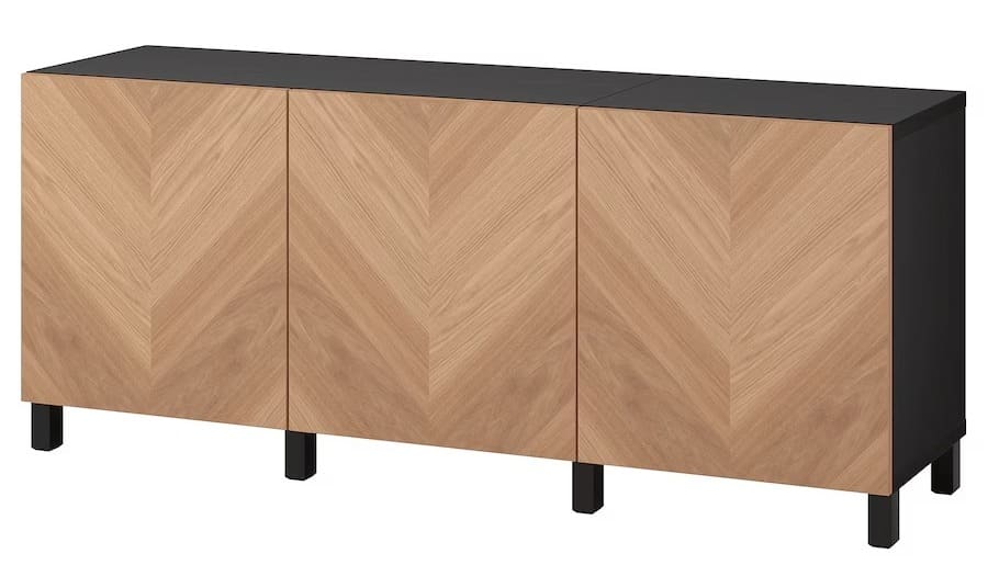 El mueble de salón negro y marrón con chapa de roble de Ikea