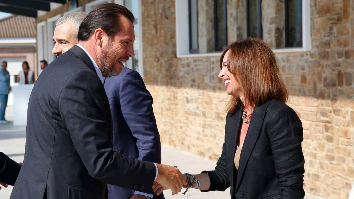 El ministro de Transporte, Óscar Puente saludando a Rocío Díaz, consejera de la Junta de Andalucía
