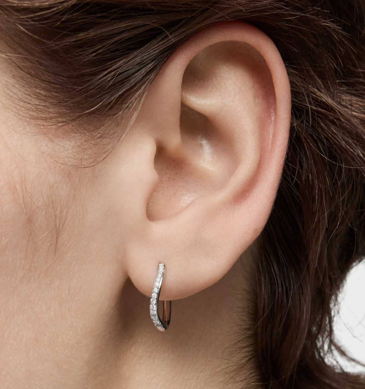 Pendientes aro de oro blanco y diamantes New Hav de TOUS