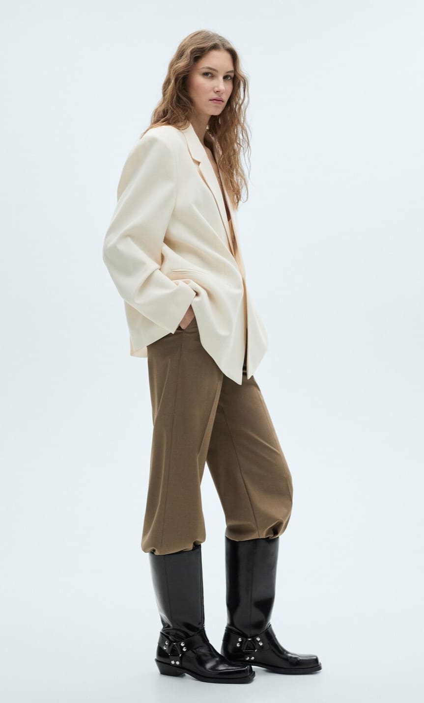 Bota punta cuadrada detalles metálicos de Mango