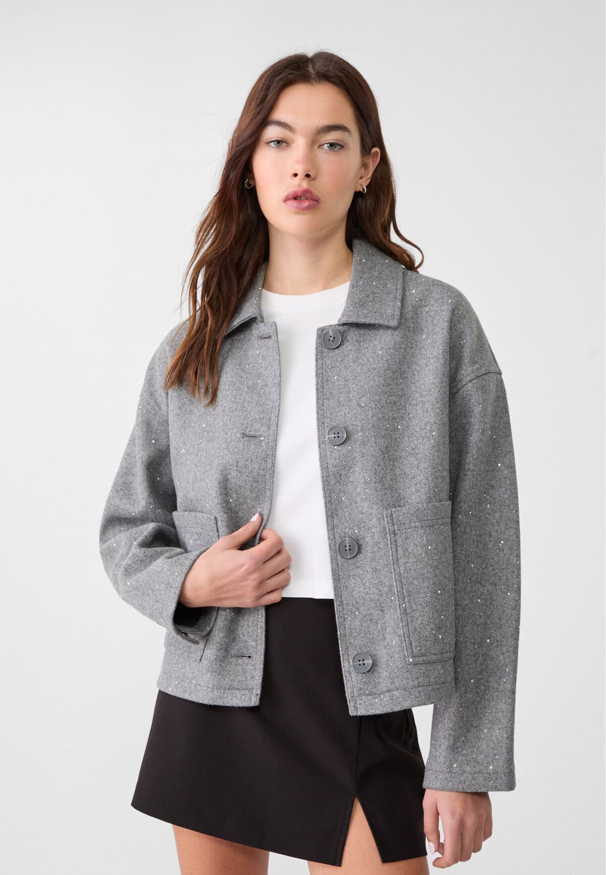 La nueva cazadora soft con brillos en color gris de Stradivarius