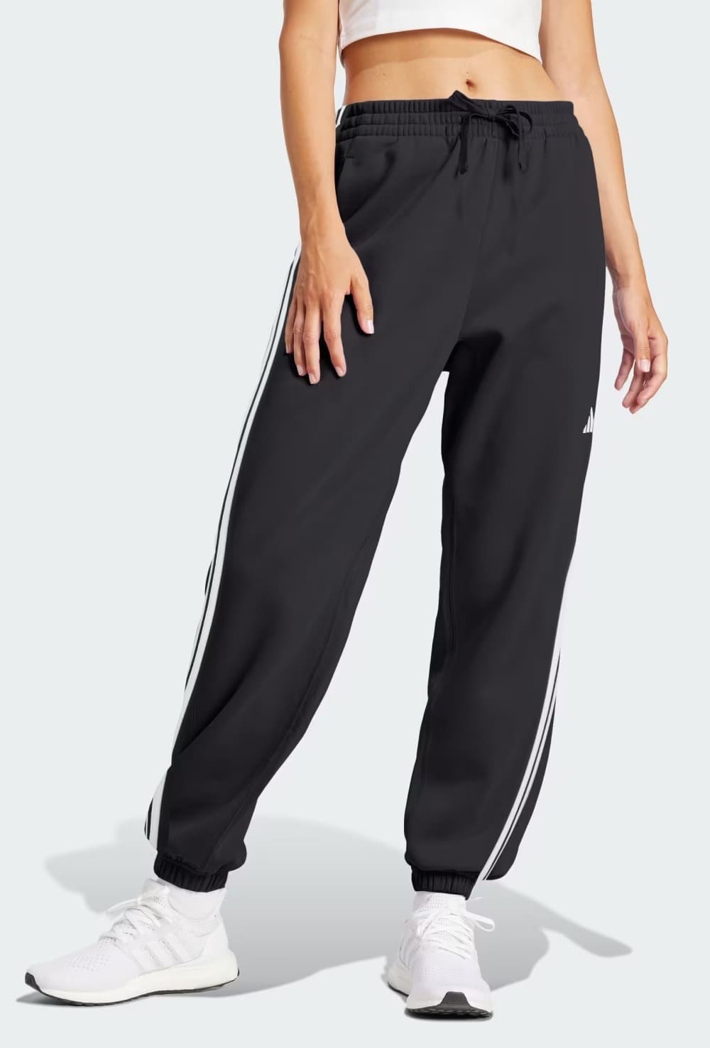El nuevo pantalón Essentials French Terry Cuffed 3 bandas en color negro de Adidas