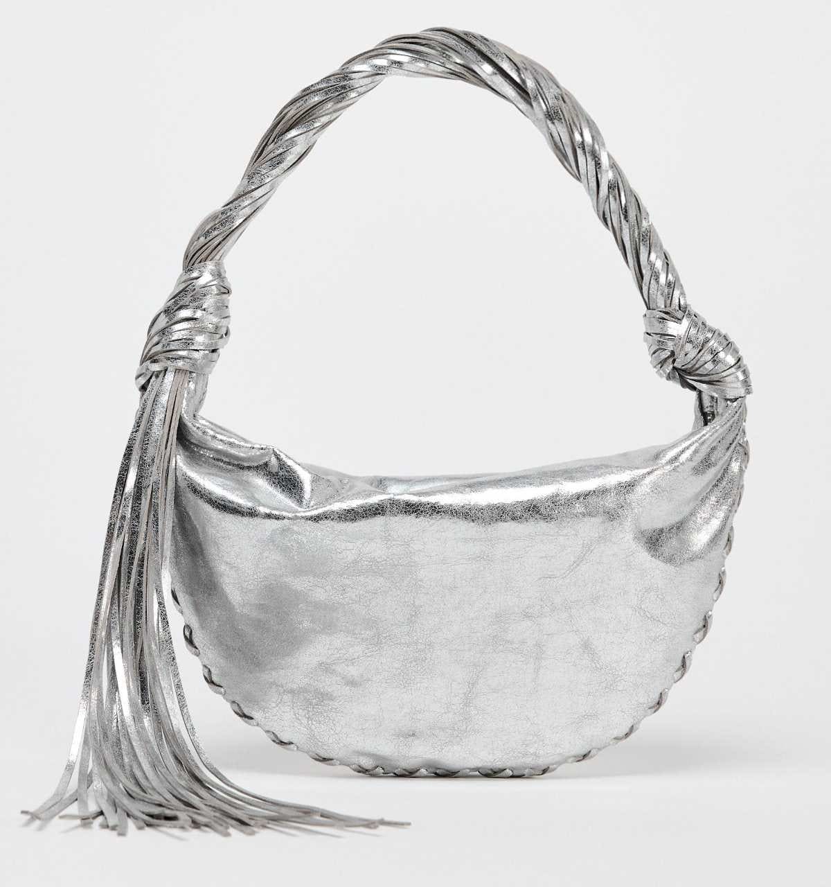 Bolso flecos efecto metalizado de Zara