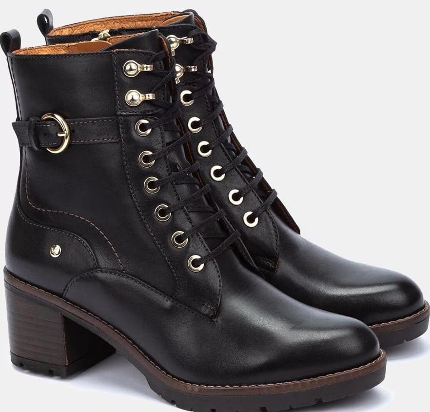 Botines de piel con cordones y adorno de hebilla