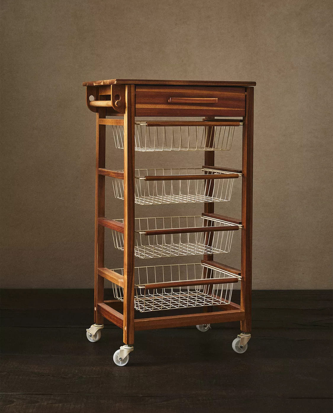 Mueble de almacenaje de madera y metal con ruedas