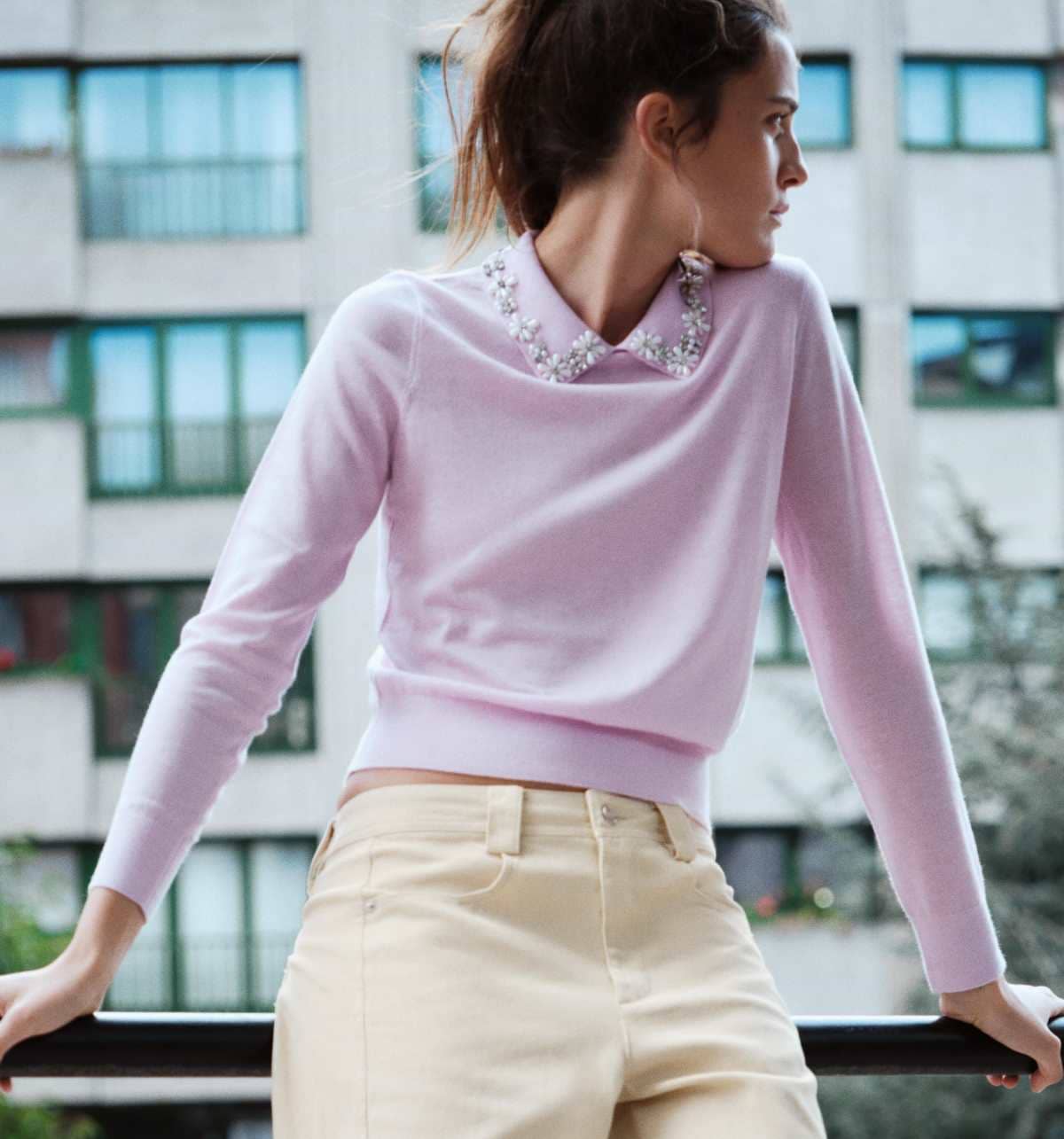 Jersey punto cuello perlas de Zara