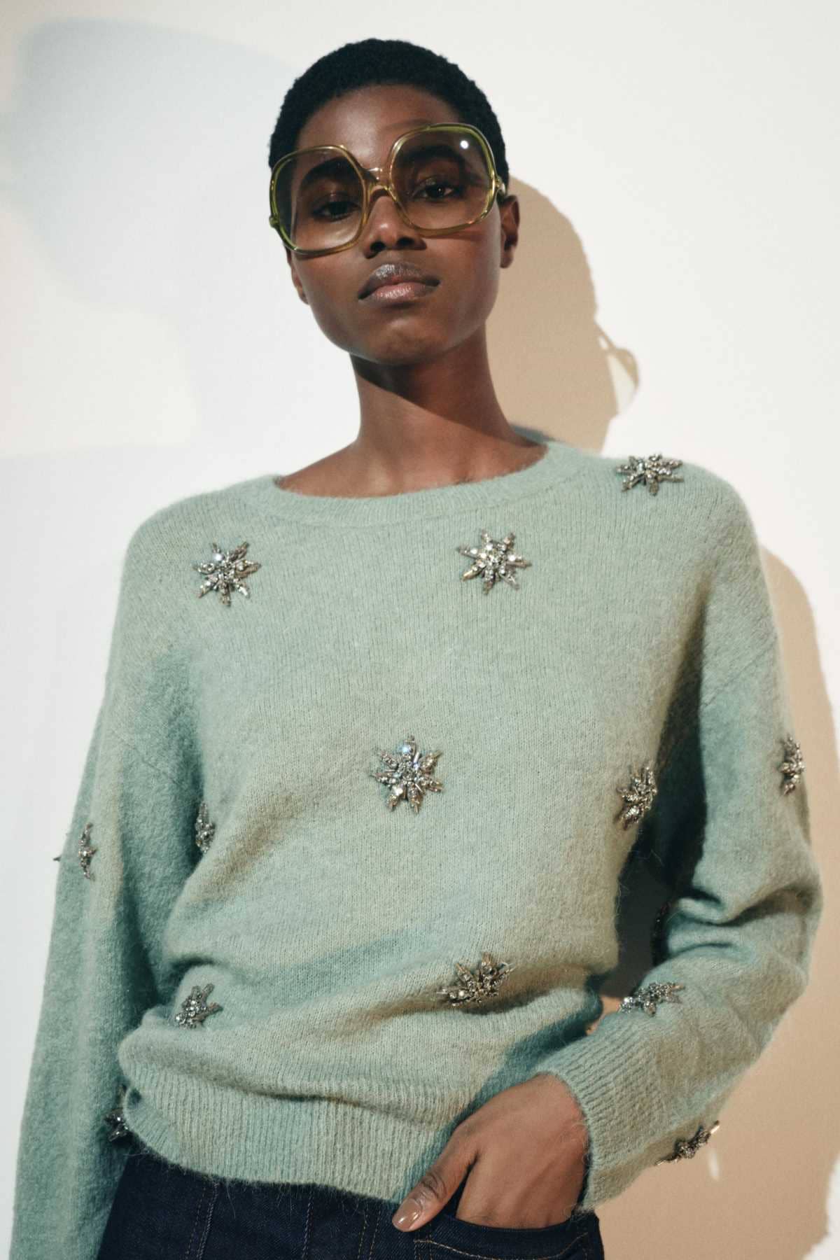 Jersey punto pedrería con alpaca de Zara