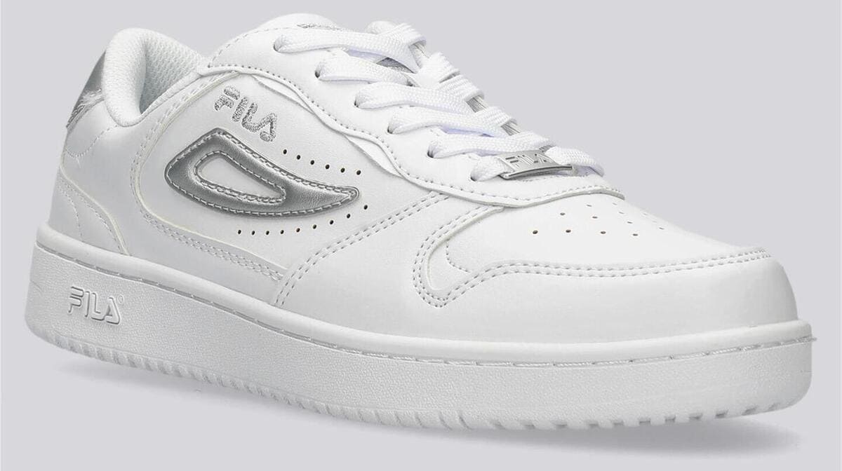 Las zapatillas Fila Logan en color blanco con detalles plateados en Sprinter