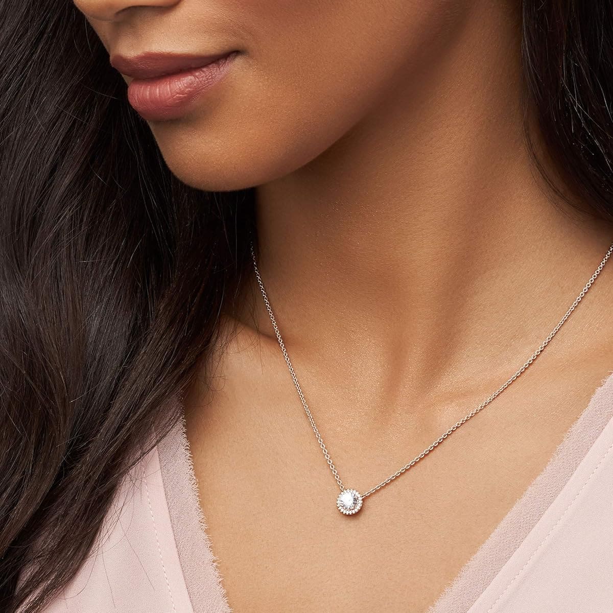 El collar en oro rosa Sparkle Halo Pandora Timeless en Amazon