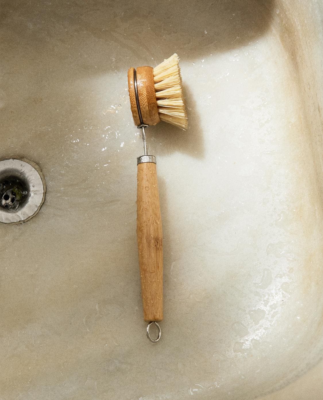 Cepillo de madera para la vajilla