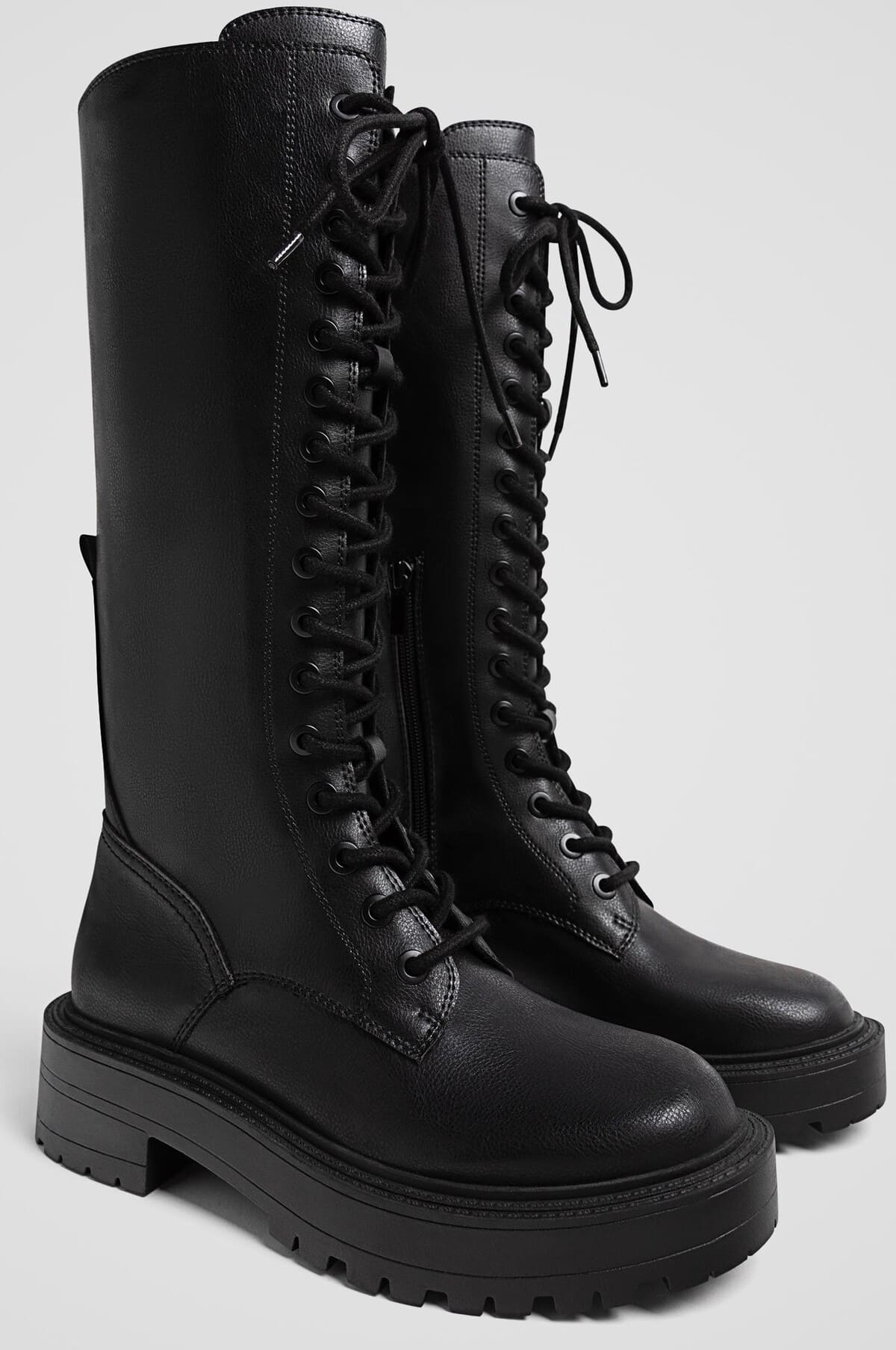 Botas planas acordonadas