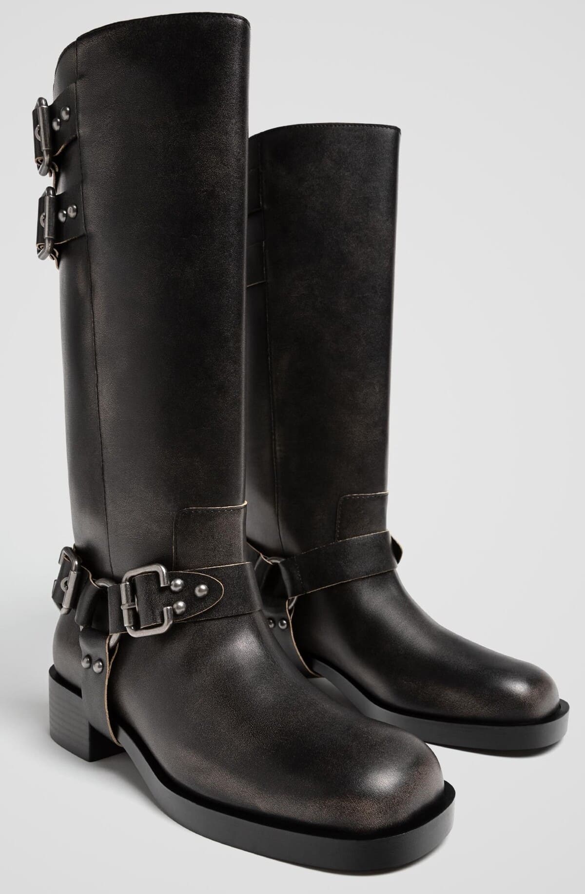 Botas planas biker desgastadas y con hebillas
