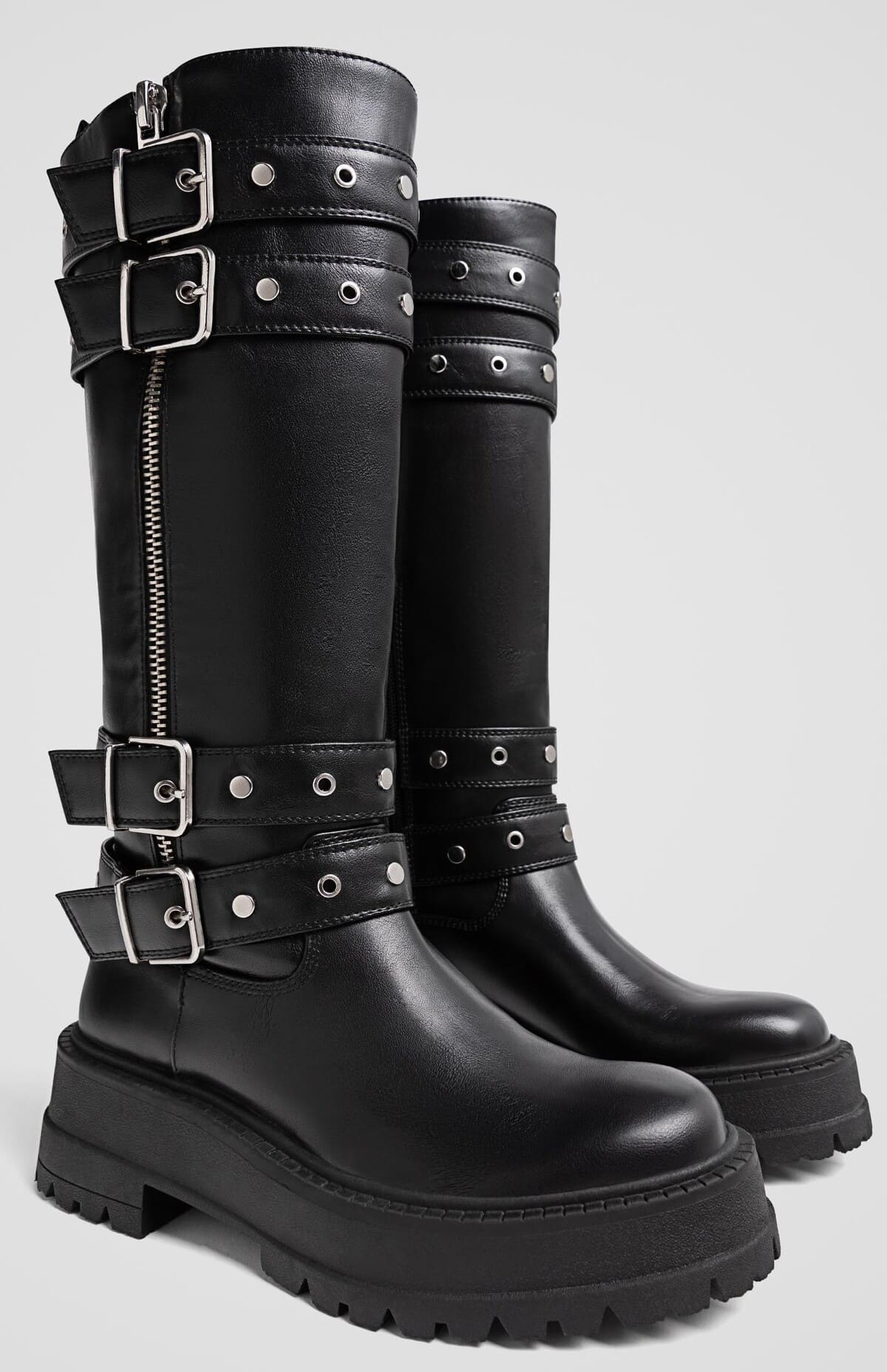 Botas planas con hebillas