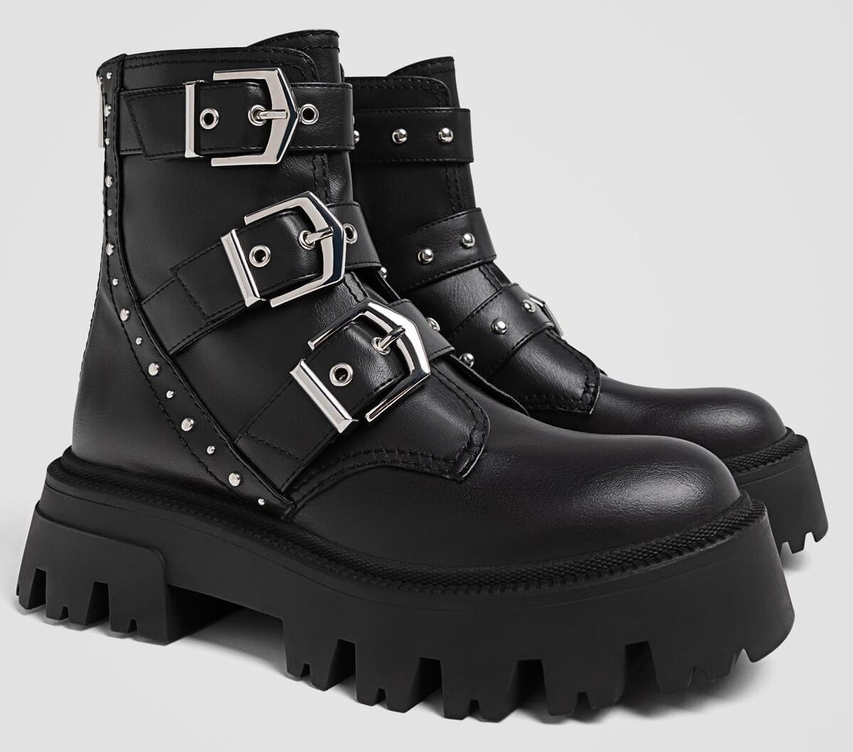 Botines planos biker con hebillas