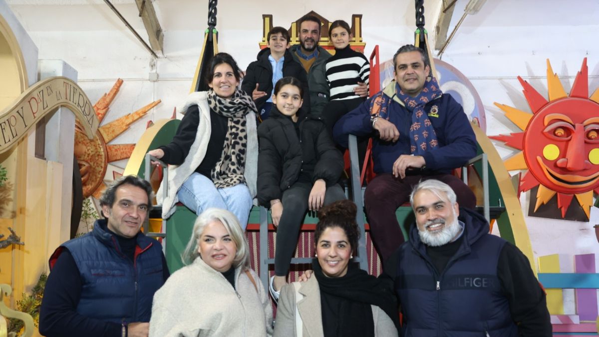 Jesús Méndez y su familia en su carroza | Cristo García