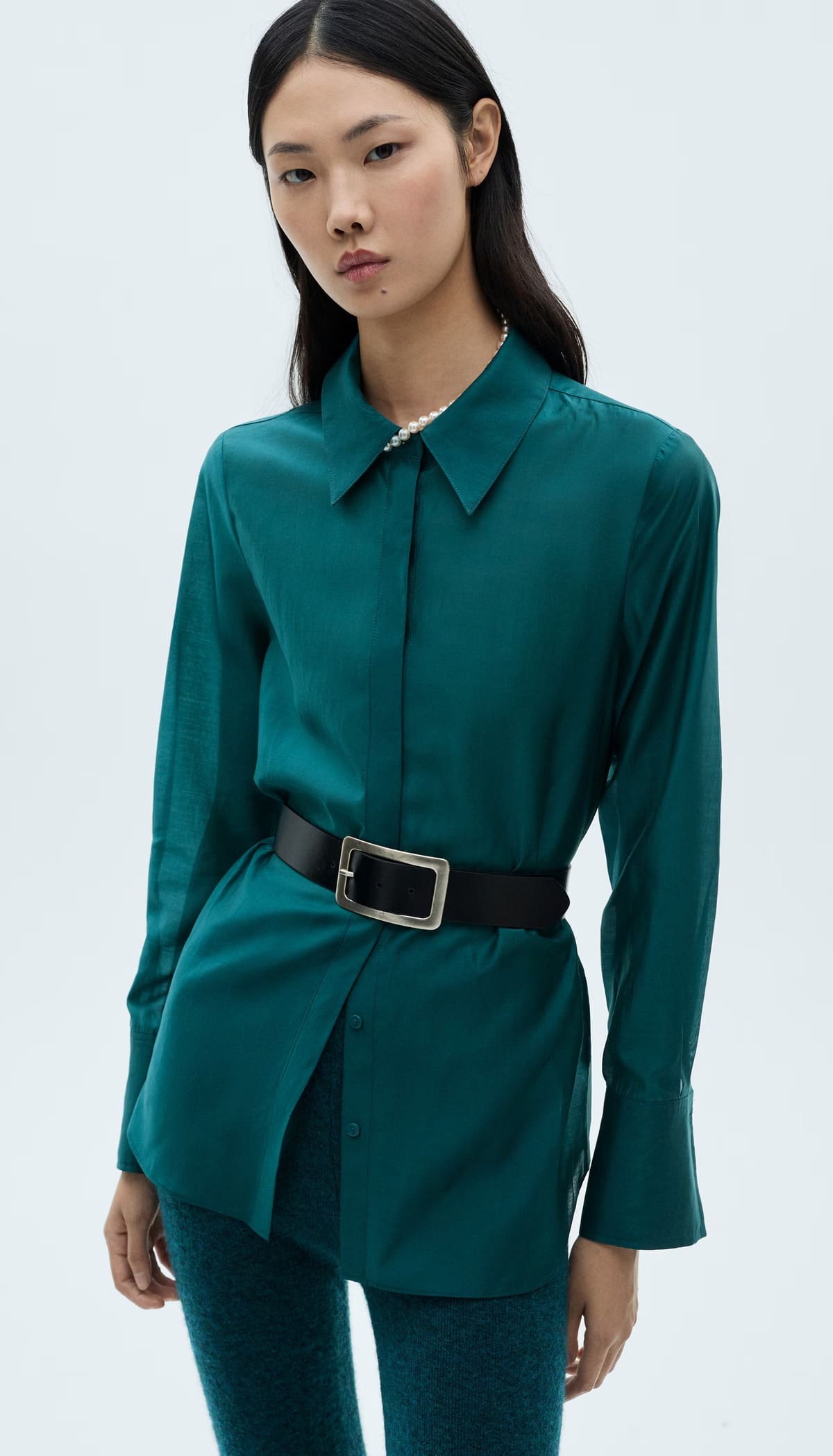 La nueva camisa satinada con botones ocultos en color azul topo de Mango