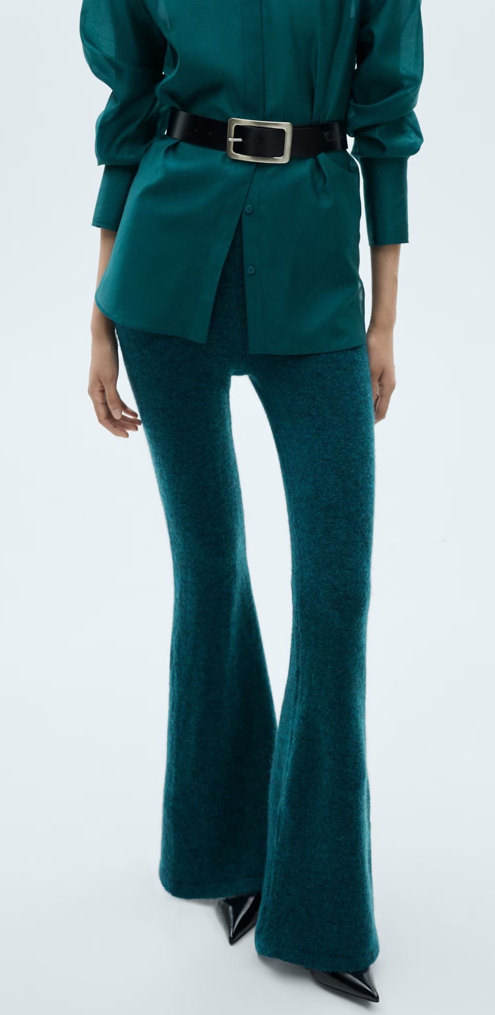 El nuevo pantalón de punto acampanado en color azul topo de Mango