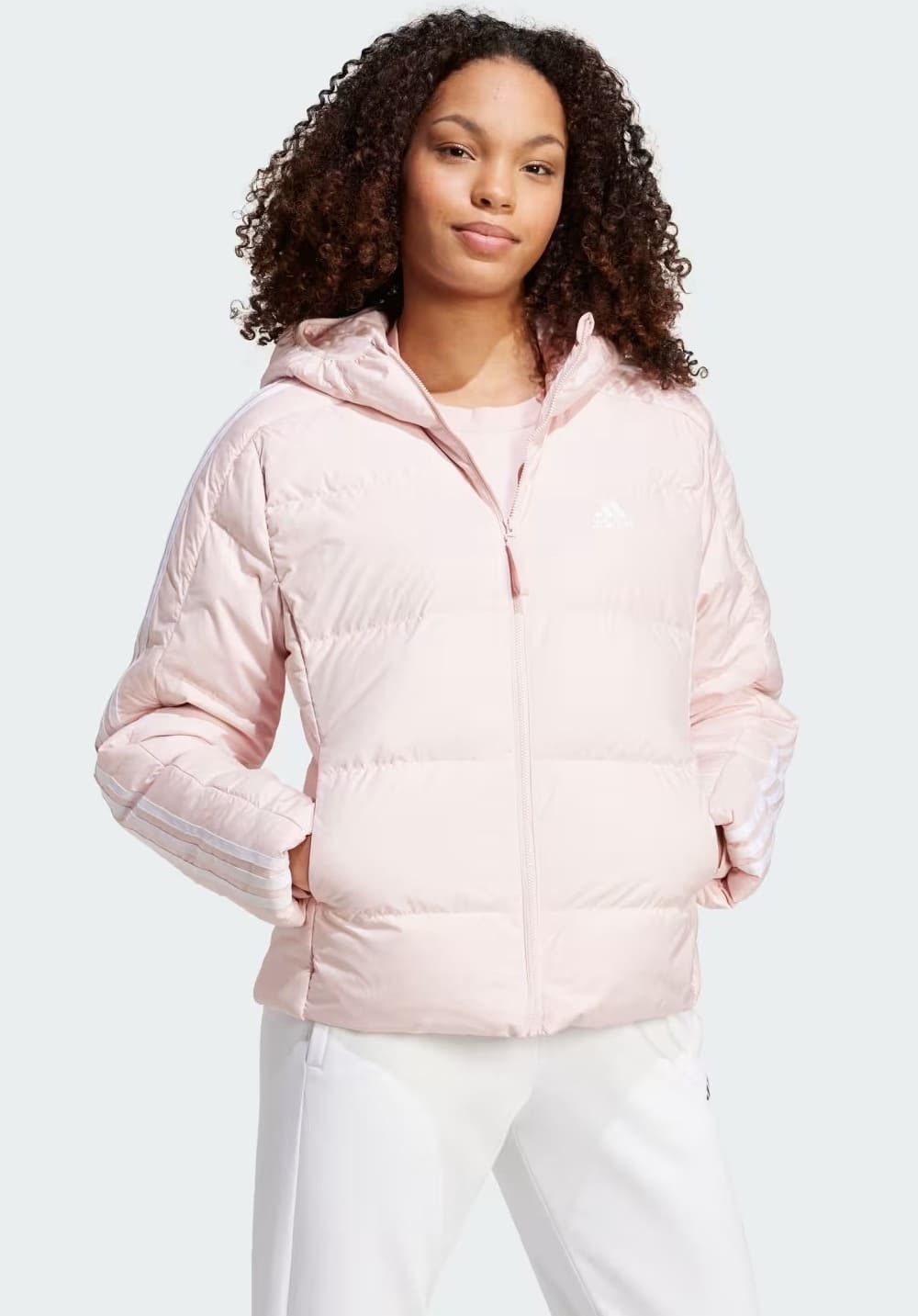 La chaqueta con capucha Essentials Mid Down 3 bandas de Adidas
