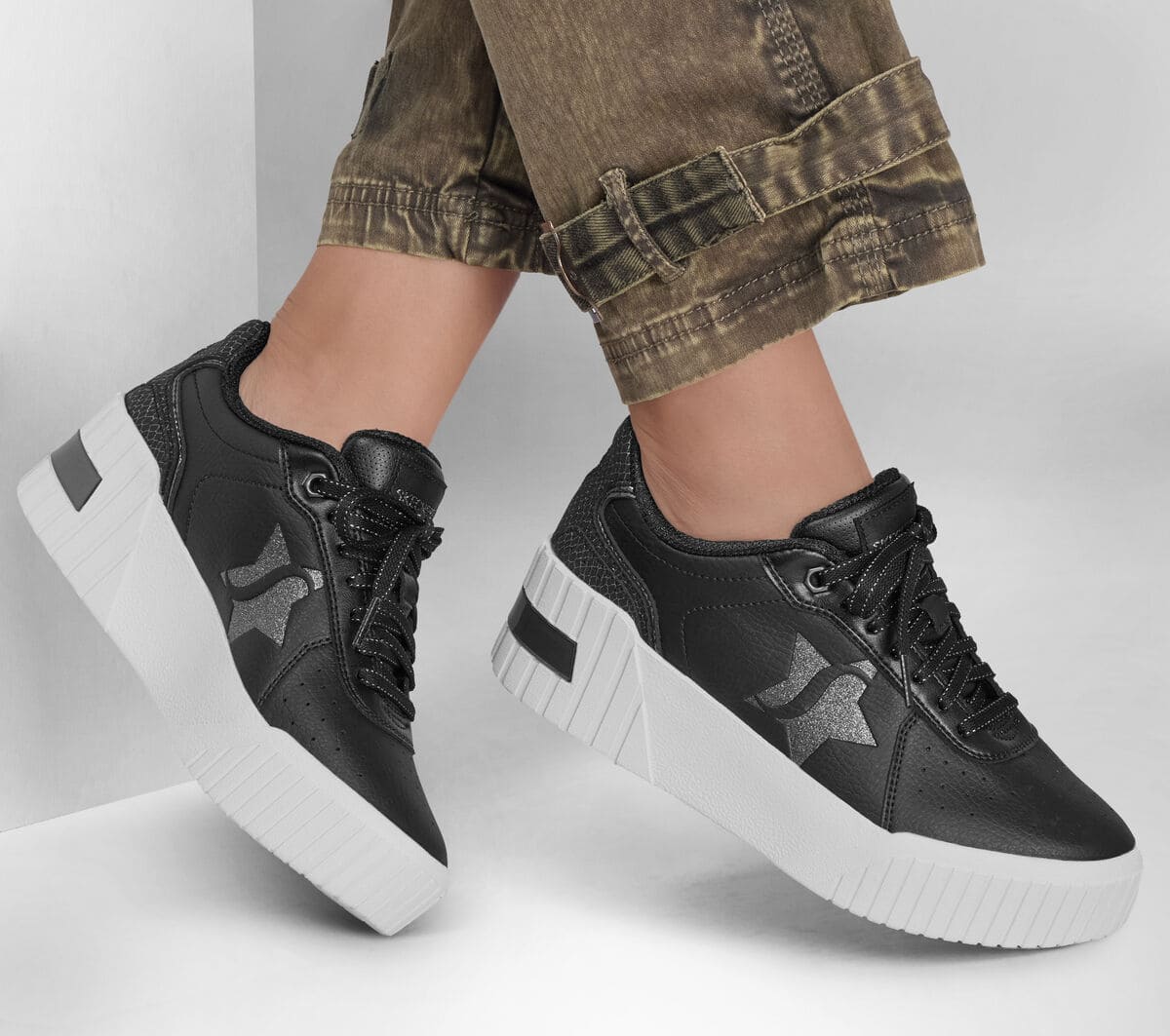 Las zapatillas Jumbo Jade - Lifted Chic en color negro de Skechers