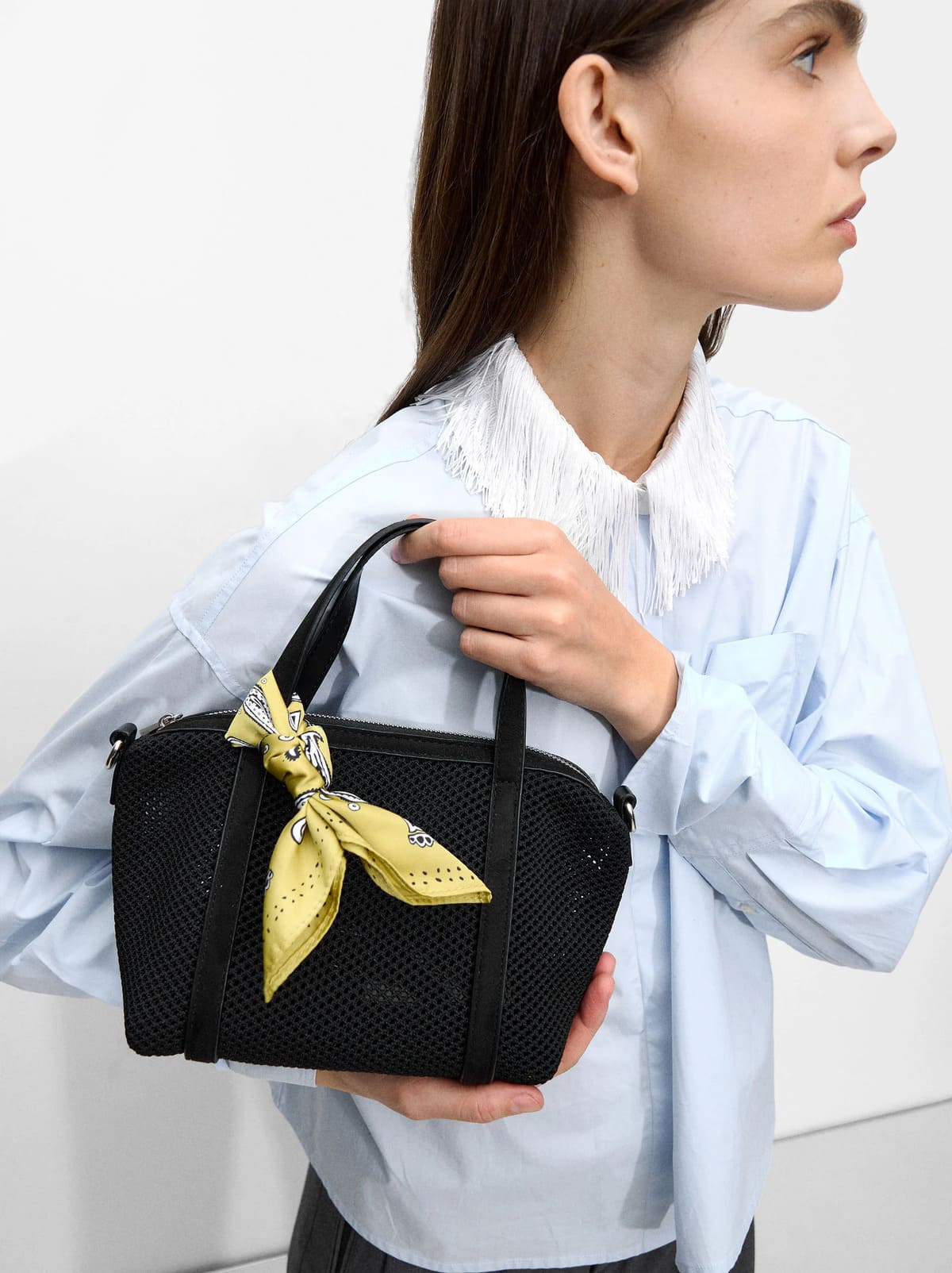 El bolso tote de rejilla negro de Parfois