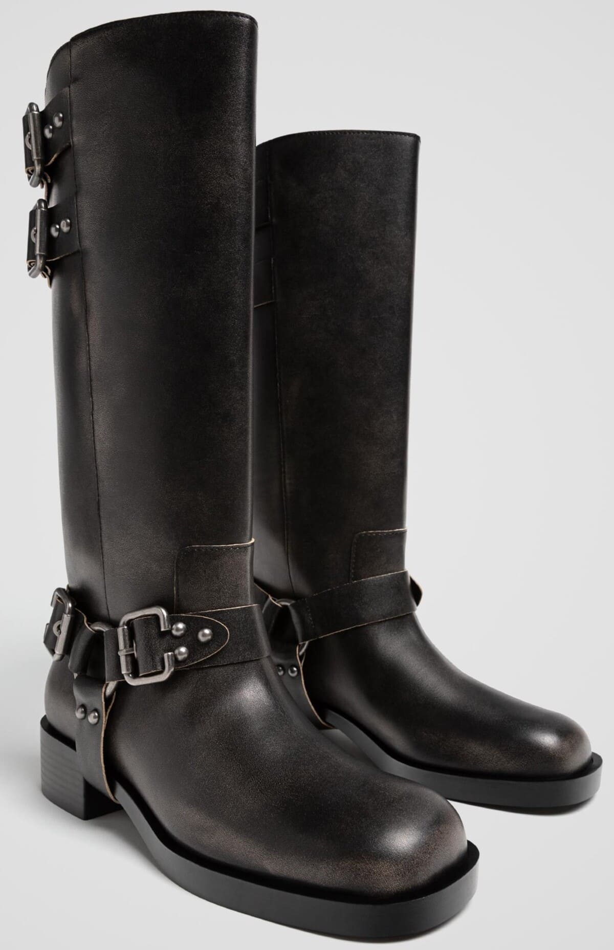 Botas planas biker desgastadas y con hebillas