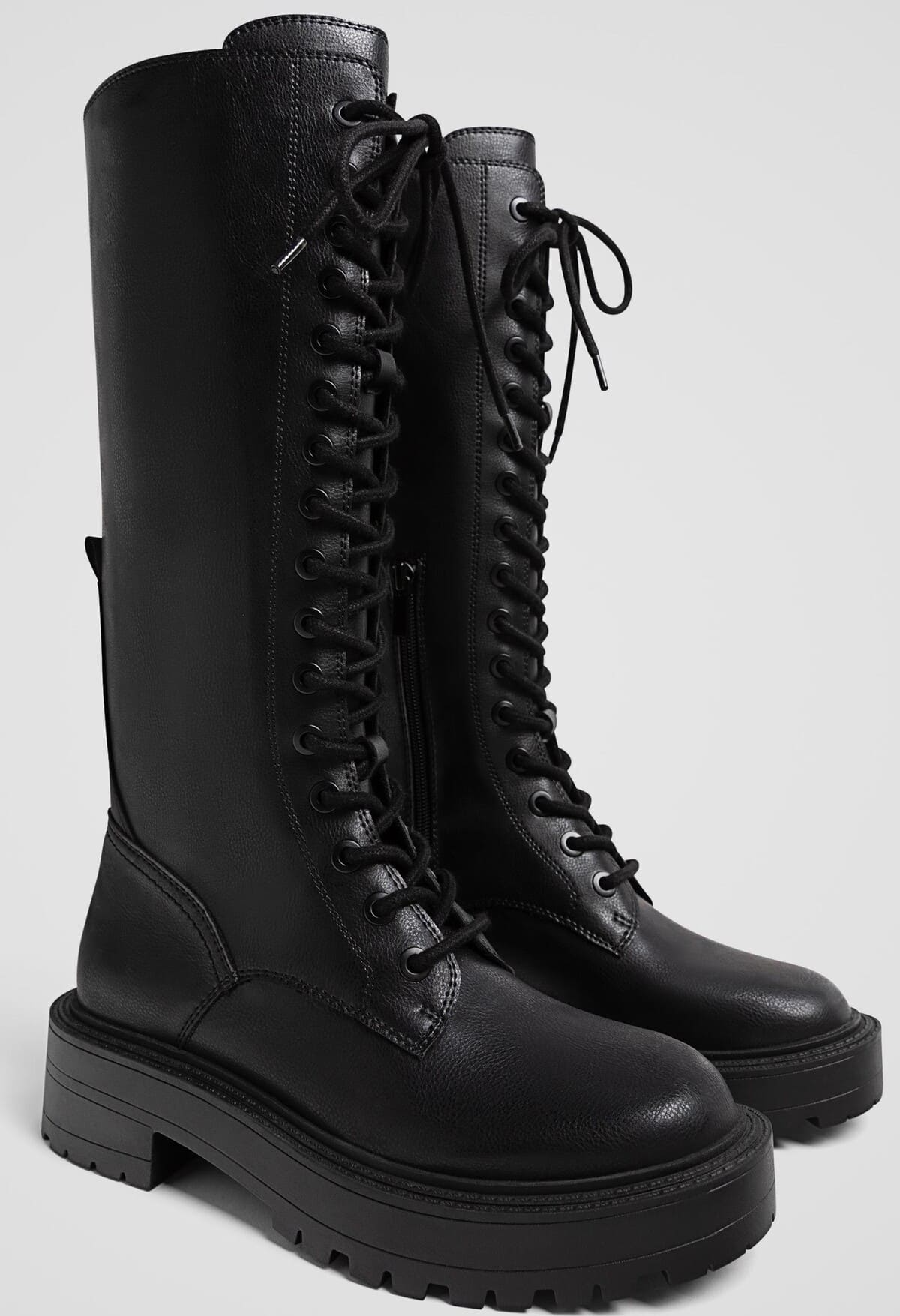 Botas planas acordonadas