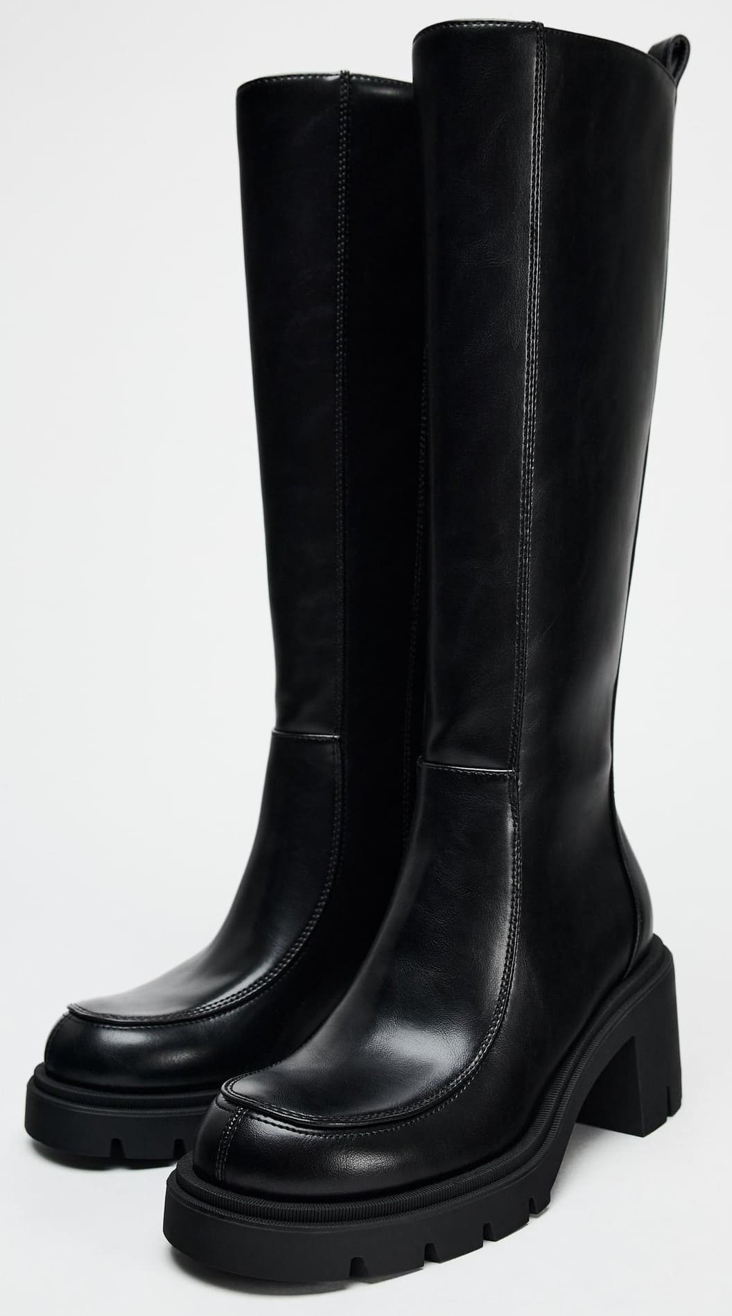 Bota tacón con suela dentada