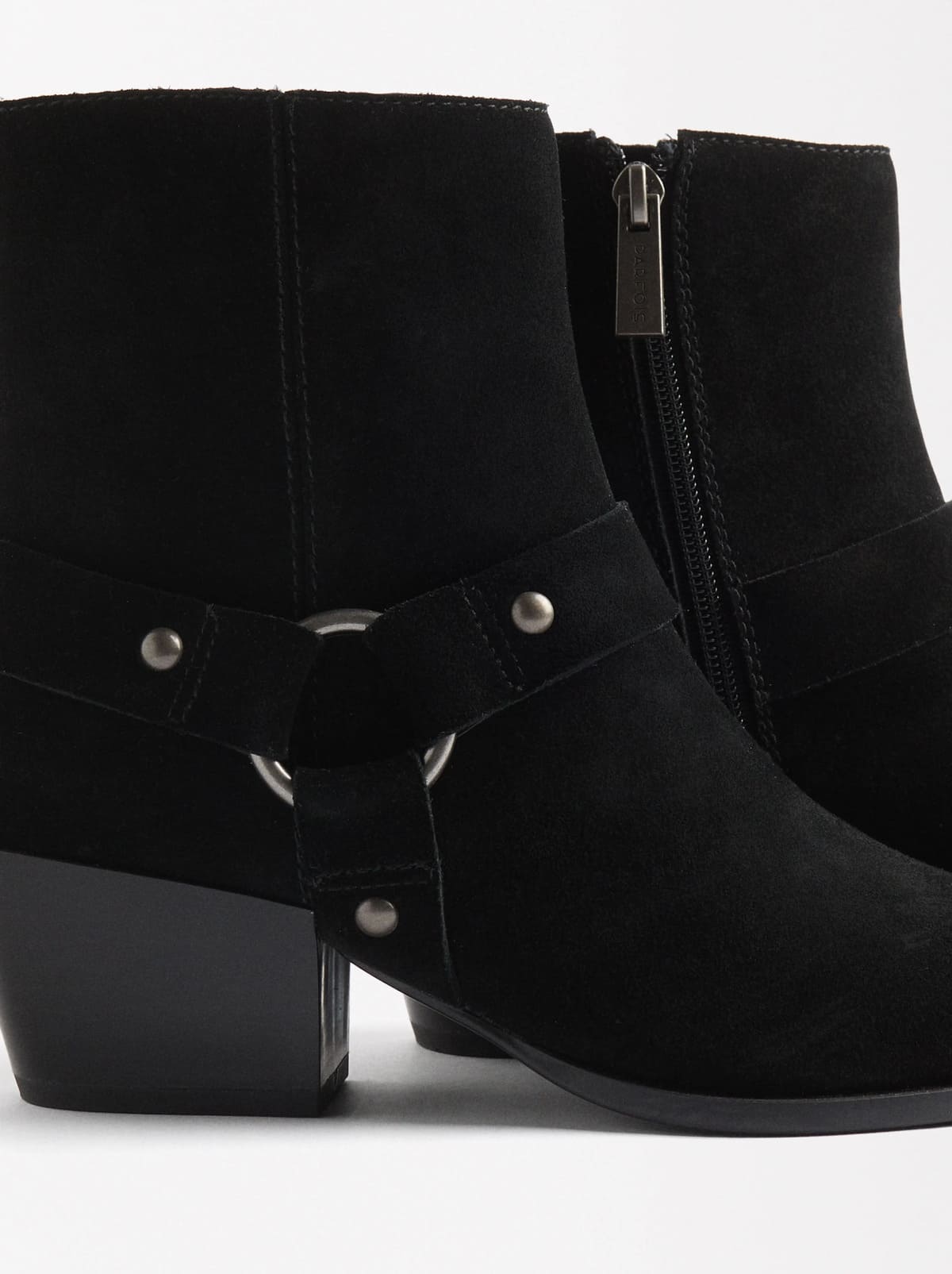 Botines de piel cowboy con aro y tachuelas