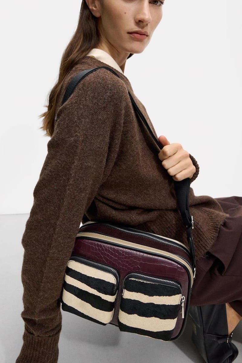 Bandolera con varios compartimentos y estampado animal print