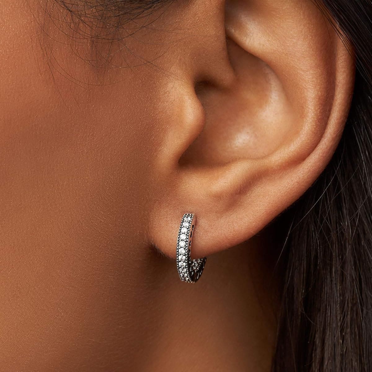Los pendientes de aro con forma de corazón y engaste pavé Pandora Signature en Amazon