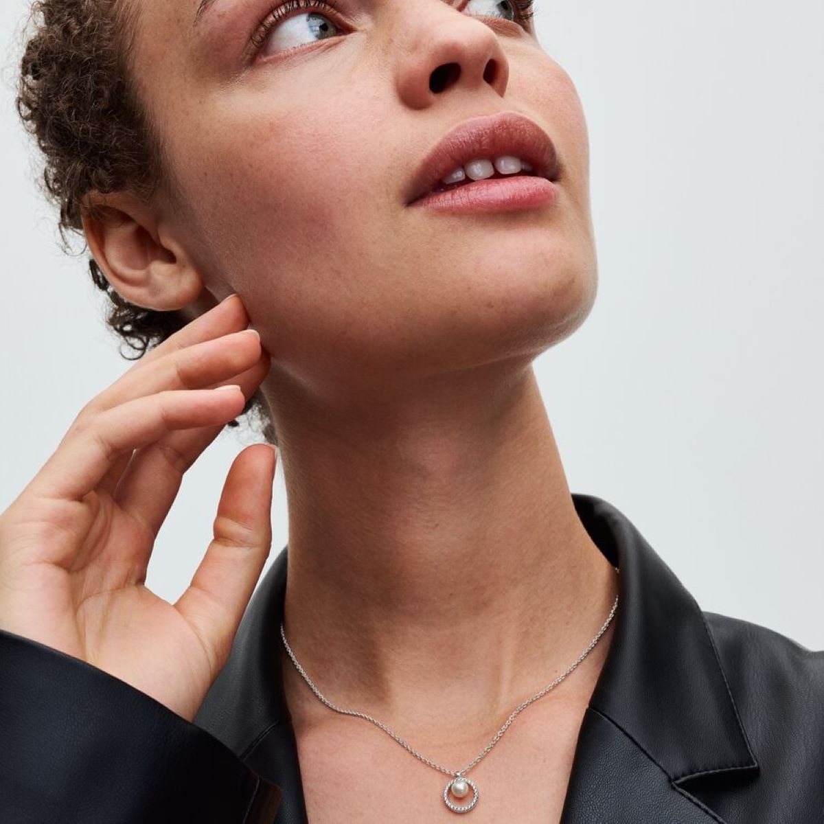 Collar de perla cultivada de agua dulce y pavé de Pandora