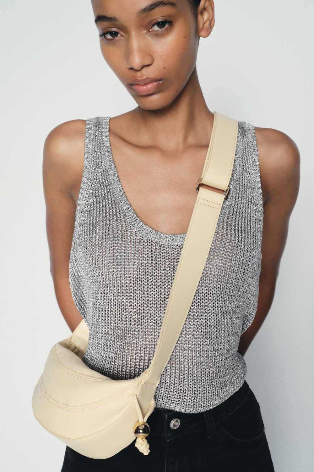 Bolso bandolera ovalado de Zara