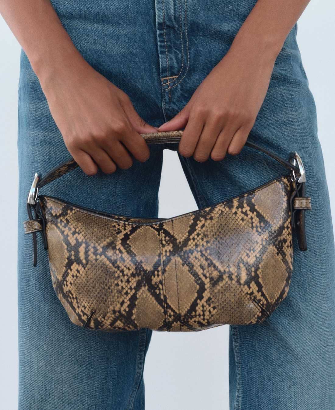 Bolso de hombro estampado animal de Zara